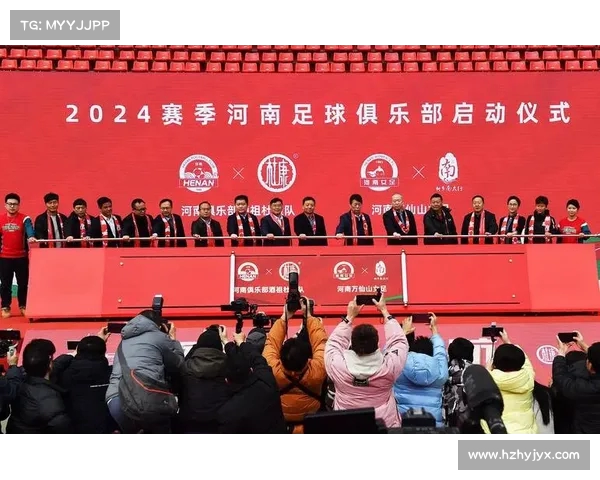 足球巨星续约签字仪式举行 向球迷宣告未来新篇章 足球巨星续约签字仪式举行 向球迷宣告未来新篇章